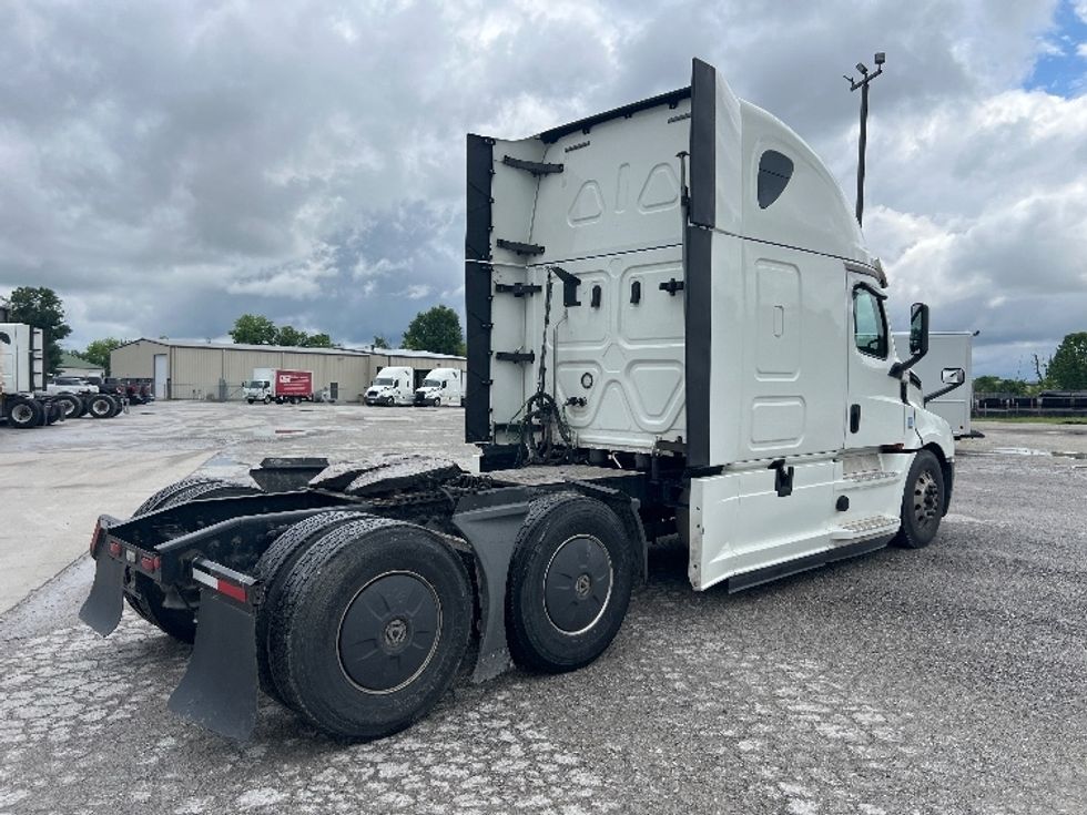 Sleeper Tractor-Heavy Duty Tractors-Freightliner-2020-T12664ST-Sellersburg-IN-568,355\n\t\tmiles-$ 57,000 - Image 7