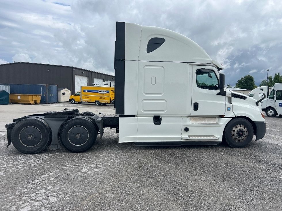Sleeper Tractor-Heavy Duty Tractors-Freightliner-2020-T12664ST-Sellersburg-IN-568,355\n\t\tmiles-$ 57,000 - Image 8