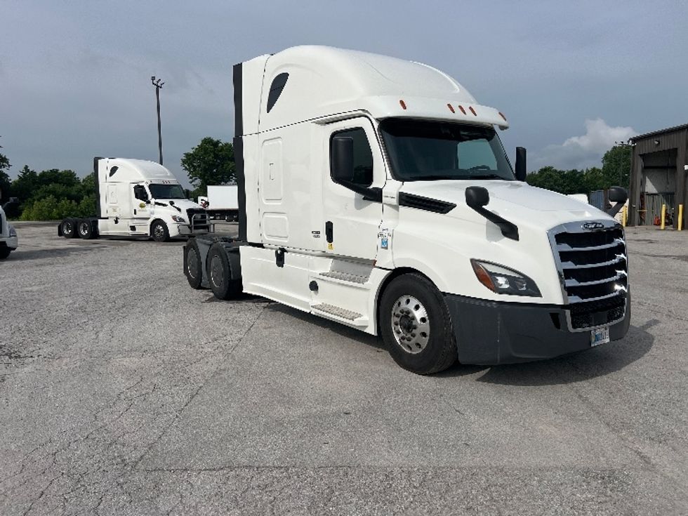 Sleeper Tractor-Heavy Duty Tractors-Freightliner-2020-T12664ST-Sellersburg-IN-568,968\n\t\tmiles-$ 57,000 - Image 1