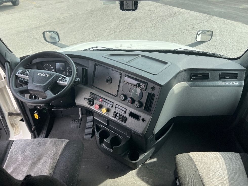 Sleeper Tractor-Heavy Duty Tractors-Freightliner-2020-T12664ST-Sellersburg-IN-568,968\n\t\tmiles-$ 57,000 - Image 12