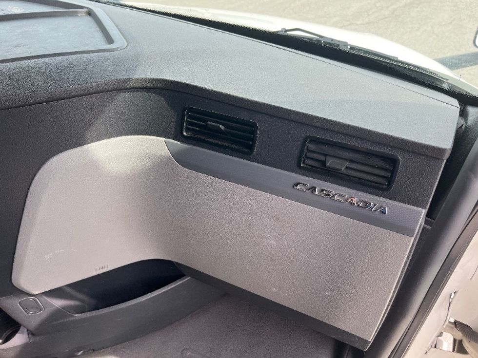 Sleeper Tractor-Heavy Duty Tractors-Freightliner-2020-T12664ST-Sellersburg-IN-568,968\n\t\tmiles-$ 57,000 - Image 14