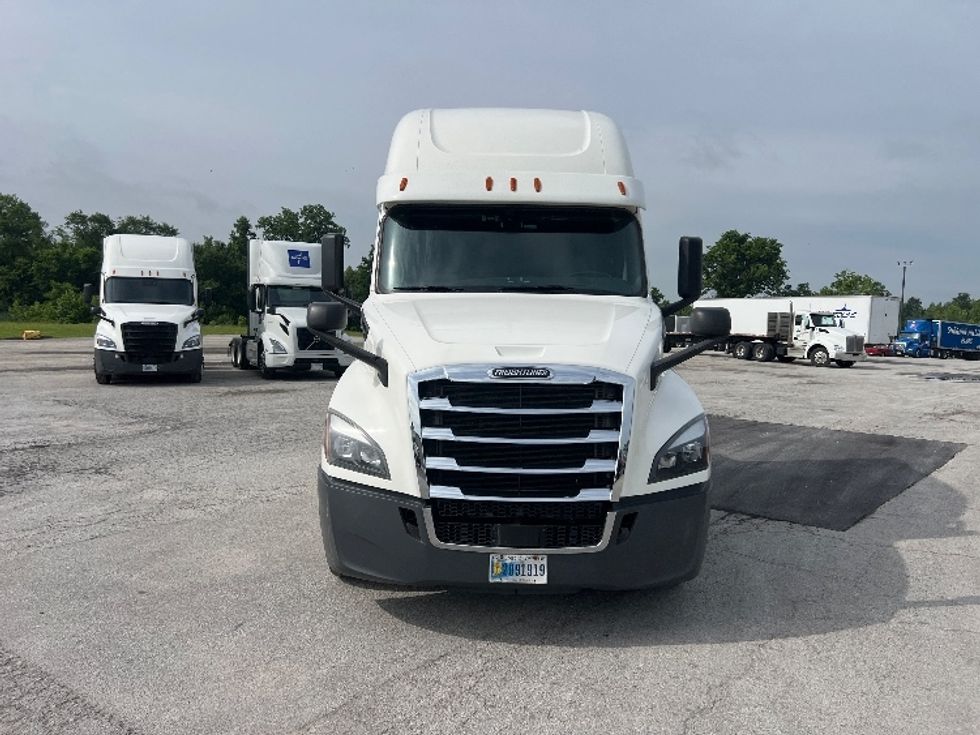 Sleeper Tractor-Heavy Duty Tractors-Freightliner-2020-T12664ST-Sellersburg-IN-568,968\n\t\tmiles-$ 57,000 - Image 2