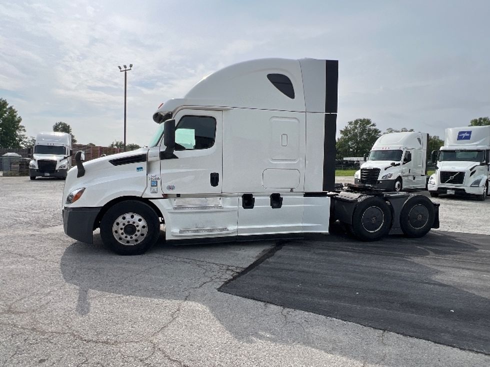 Sleeper Tractor-Heavy Duty Tractors-Freightliner-2020-T12664ST-Sellersburg-IN-568,968\n\t\tmiles-$ 57,000 - Image 4