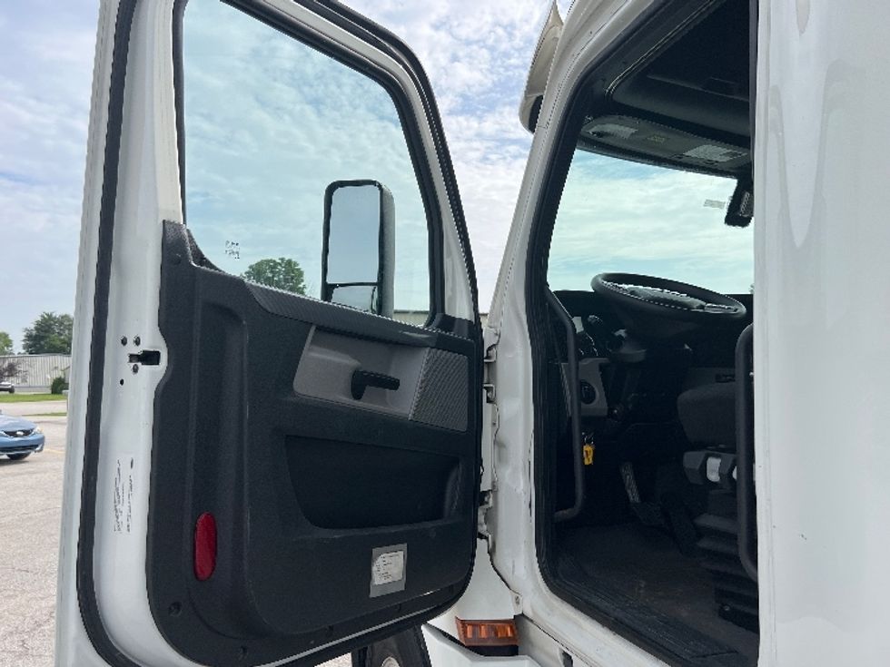 Sleeper Tractor-Heavy Duty Tractors-Freightliner-2020-T12664ST-Sellersburg-IN-568,968\n\t\tmiles-$ 57,000 - Image 9