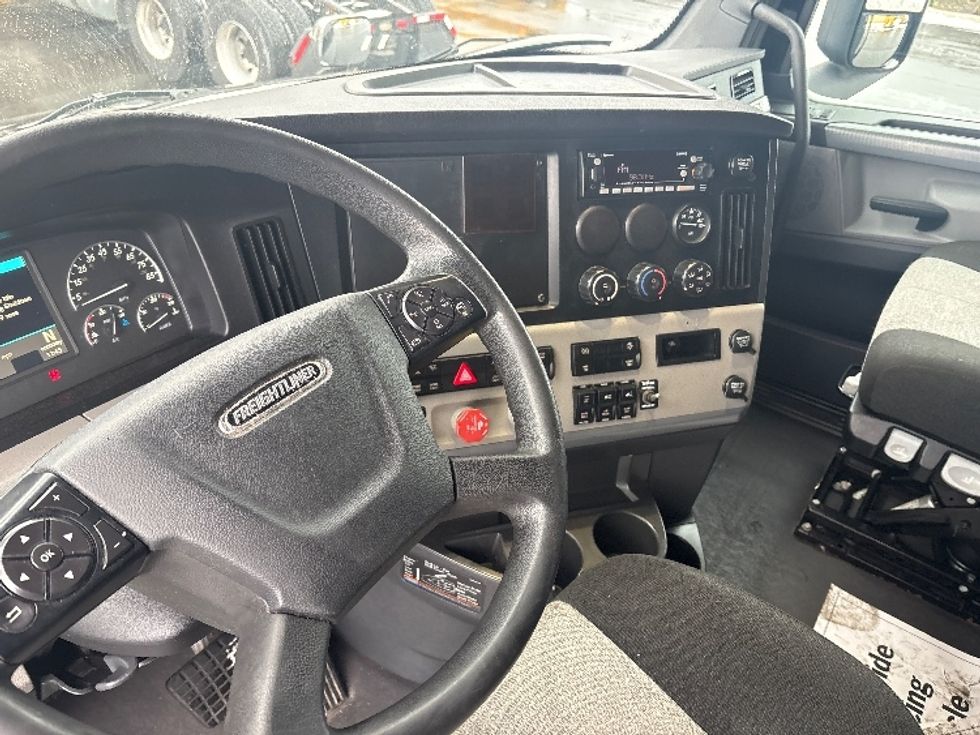 Sleeper Tractor-Heavy Duty Tractors-Freightliner-2020-T12664ST-Sheboygan-WI-458,672\n\t\tmiles-$ 60,000 - Image 10