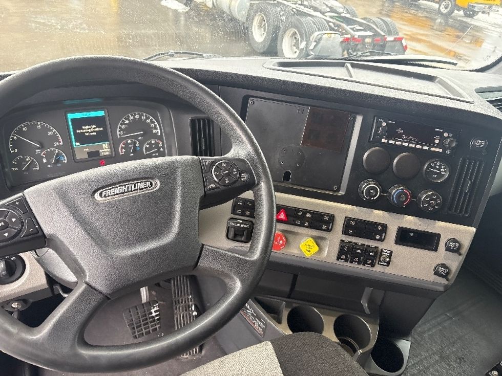 Sleeper Tractor-Heavy Duty Tractors-Freightliner-2020-T12664ST-Sheboygan-WI-458,672\n\t\tmiles-$ 60,000 - Image 11