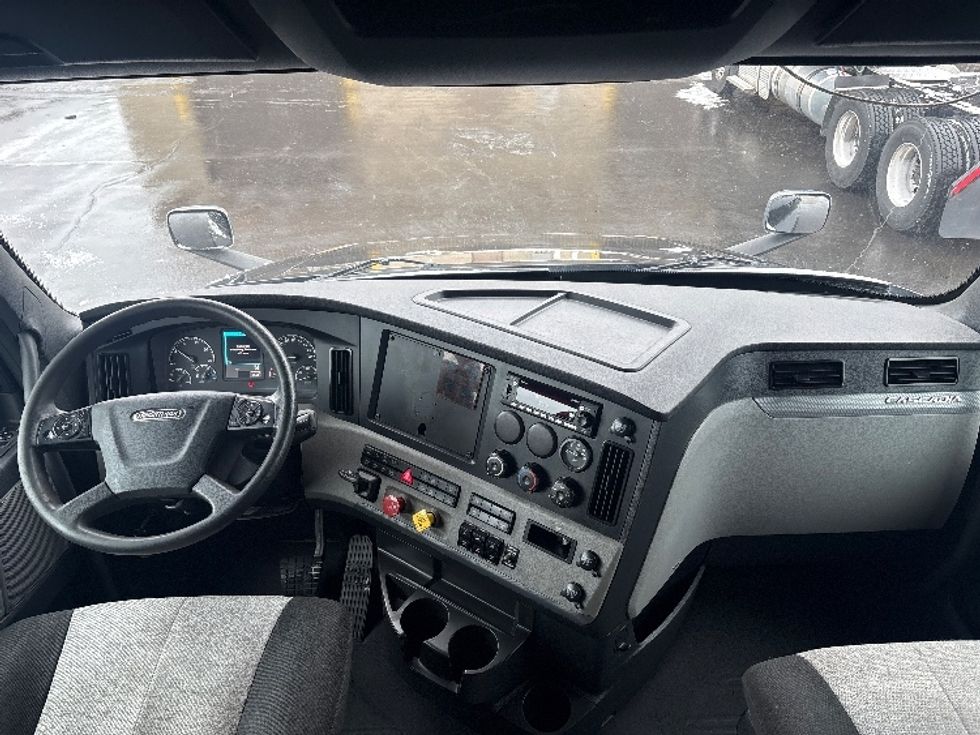 Sleeper Tractor-Heavy Duty Tractors-Freightliner-2020-T12664ST-Sheboygan-WI-458,672\n\t\tmiles-$ 60,000 - Image 12