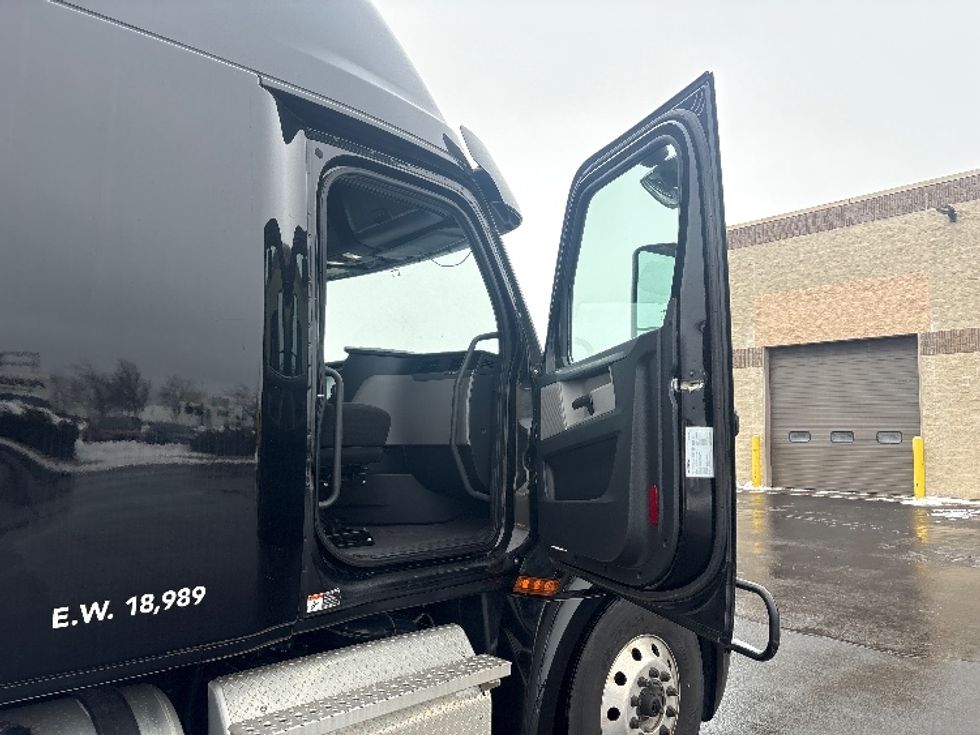 Sleeper Tractor-Heavy Duty Tractors-Freightliner-2020-T12664ST-Sheboygan-WI-458,672\n\t\tmiles-$ 60,000 - Image 13