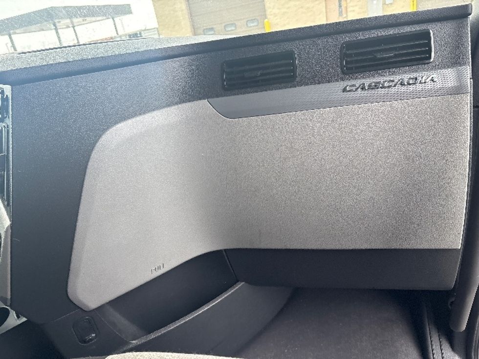 Sleeper Tractor-Heavy Duty Tractors-Freightliner-2020-T12664ST-Sheboygan-WI-458,672\n\t\tmiles-$ 60,000 - Image 14