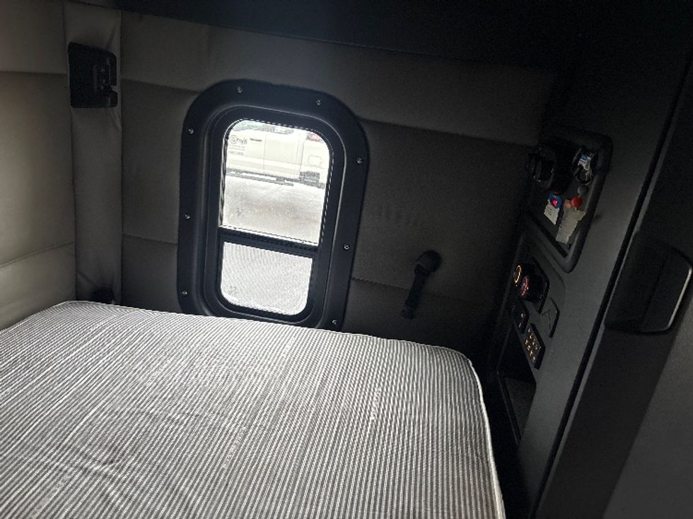 Sleeper Tractor-Heavy Duty Tractors-Freightliner-2020-T12664ST-Sheboygan-WI-458,672\n\t\tmiles-$ 60,000 - Image 16