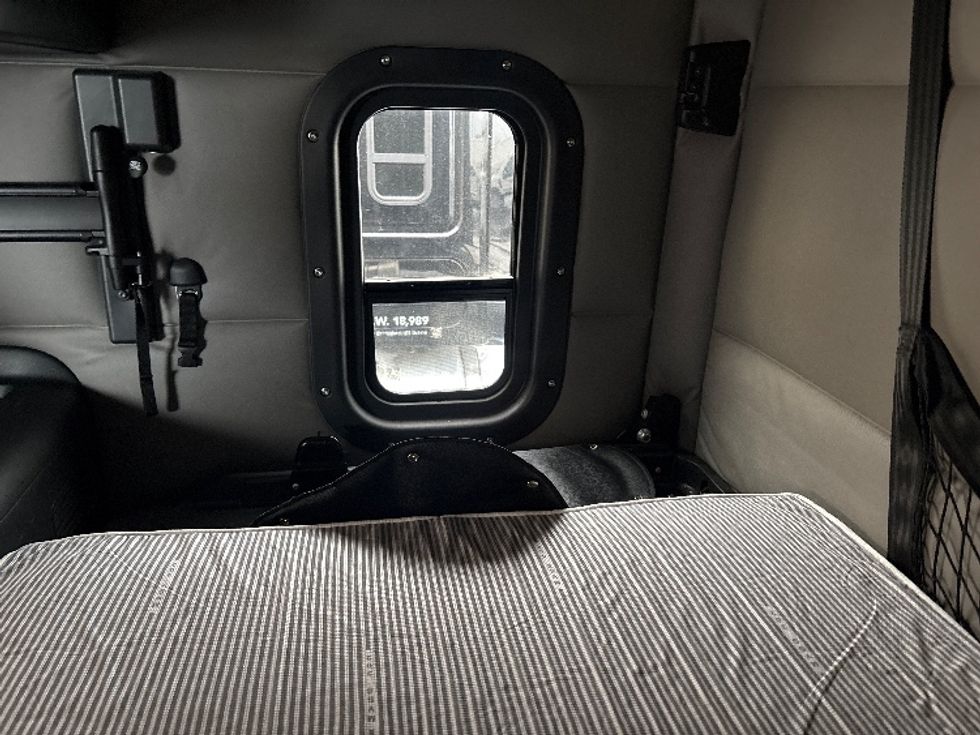 Sleeper Tractor-Heavy Duty Tractors-Freightliner-2020-T12664ST-Sheboygan-WI-458,672\n\t\tmiles-$ 60,000 - Image 19