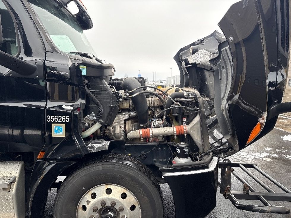 Sleeper Tractor-Heavy Duty Tractors-Freightliner-2020-T12664ST-Sheboygan-WI-458,672\n\t\tmiles-$ 60,000 - Image 20