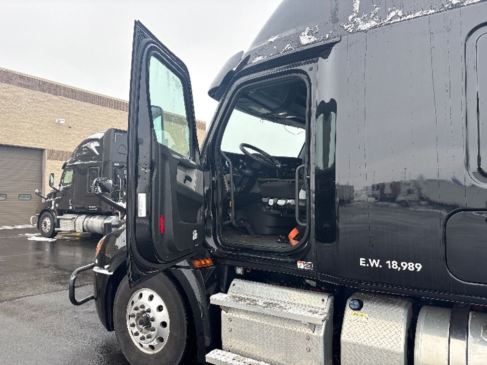 Sleeper Tractor-Heavy Duty Tractors-Freightliner-2020-T12664ST-Sheboygan-WI-458,672\n\t\tmiles-$ 60,000 - Image 9