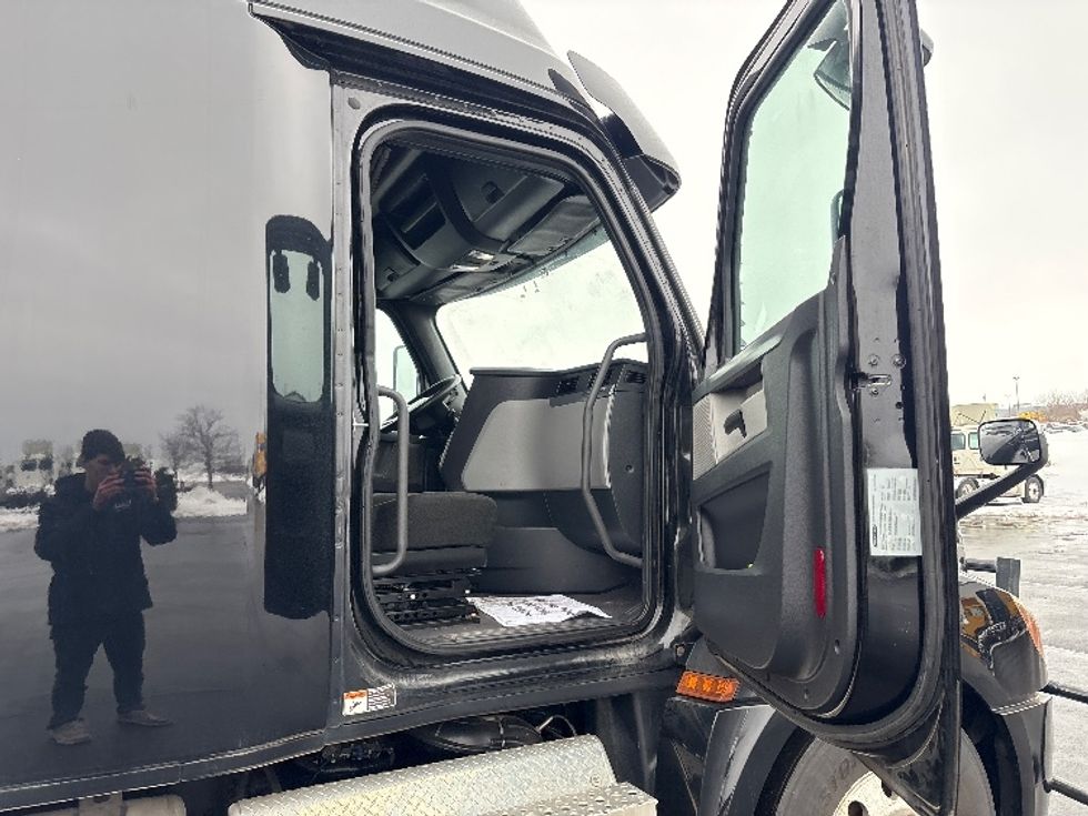 Sleeper Tractor-Heavy Duty Tractors-Freightliner-2020-T12664ST-Sheboygan-WI-549,291\n\t\tmiles-$ 53,250 - Image 13