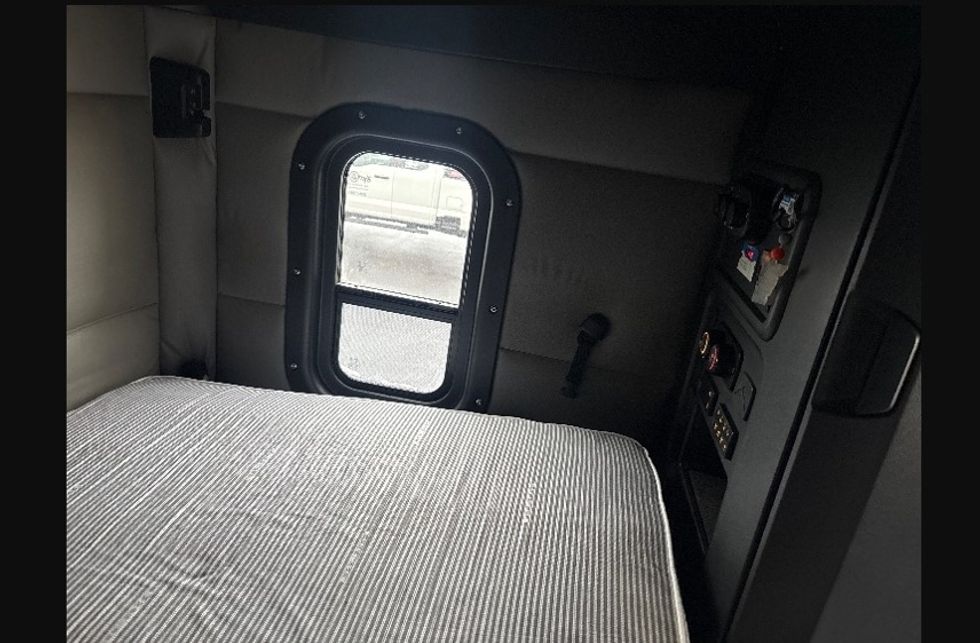 Sleeper Tractor-Heavy Duty Tractors-Freightliner-2020-T12664ST-Sheboygan-WI-549,291\n\t\tmiles-$ 53,250 - Image 18