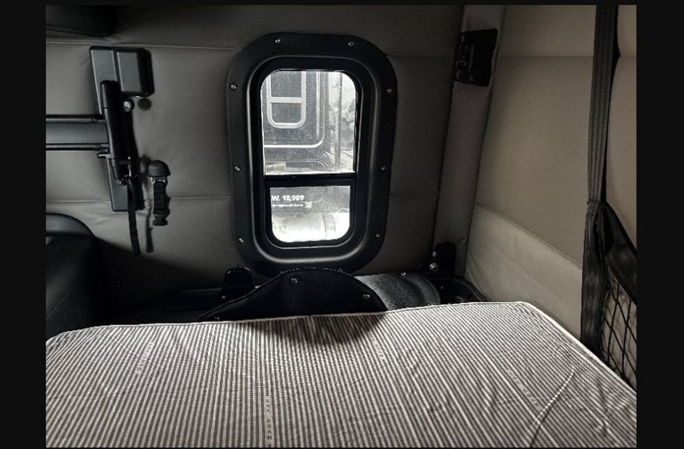 Sleeper Tractor-Heavy Duty Tractors-Freightliner-2020-T12664ST-Sheboygan-WI-549,291\n\t\tmiles-$ 53,250 - Image 19