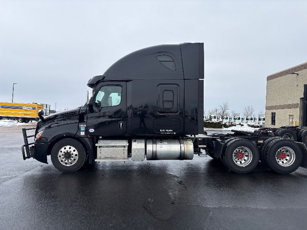 Sleeper Tractor-Heavy Duty Tractors-Freightliner-2020-T12664ST-Sheboygan-WI-549,291\n\t\tmiles-$ 53,250 - Image 4