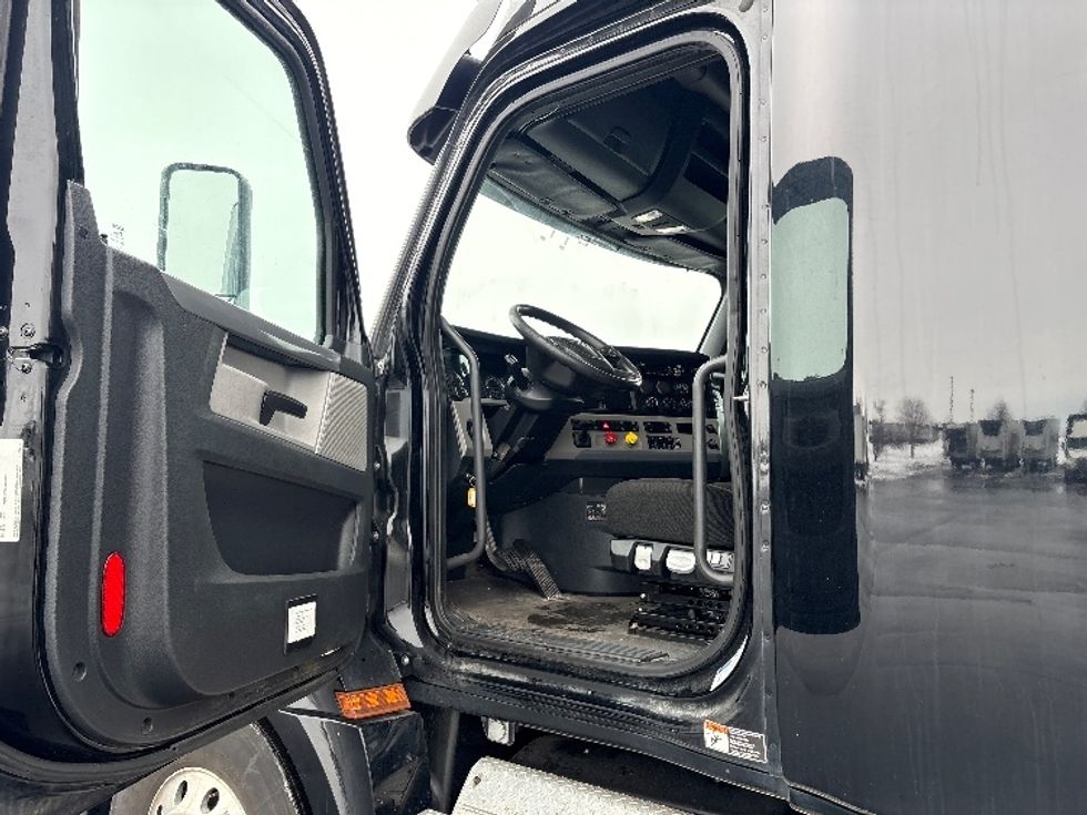 Sleeper Tractor-Heavy Duty Tractors-Freightliner-2020-T12664ST-Sheboygan-WI-549,291\n\t\tmiles-$ 53,250 - Image 9