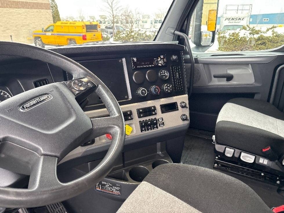 Sleeper Tractor-Heavy Duty Tractors-Freightliner-2020-T12664ST-Sheboygan-WI-638,612\n\t\tmiles-$ 46,750 - Image 10