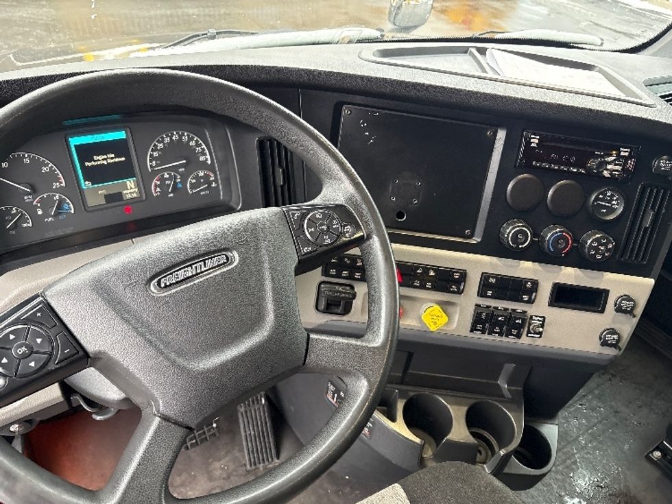 Sleeper Tractor-Heavy Duty Tractors-Freightliner-2020-T12664ST-Sheboygan-WI-638,612\n\t\tmiles-$ 46,750 - Image 11