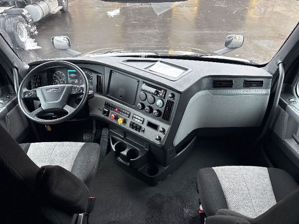 Sleeper Tractor-Heavy Duty Tractors-Freightliner-2020-T12664ST-Sheboygan-WI-638,612\n\t\tmiles-$ 46,750 - Image 12