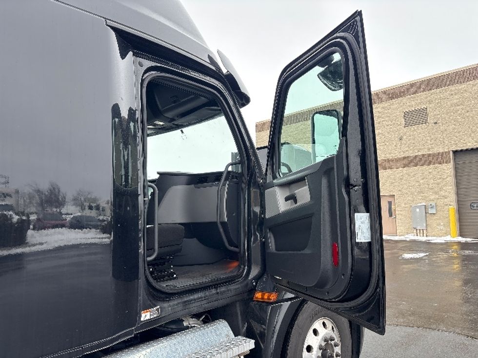 Sleeper Tractor-Heavy Duty Tractors-Freightliner-2020-T12664ST-Sheboygan-WI-638,612\n\t\tmiles-$ 46,750 - Image 13