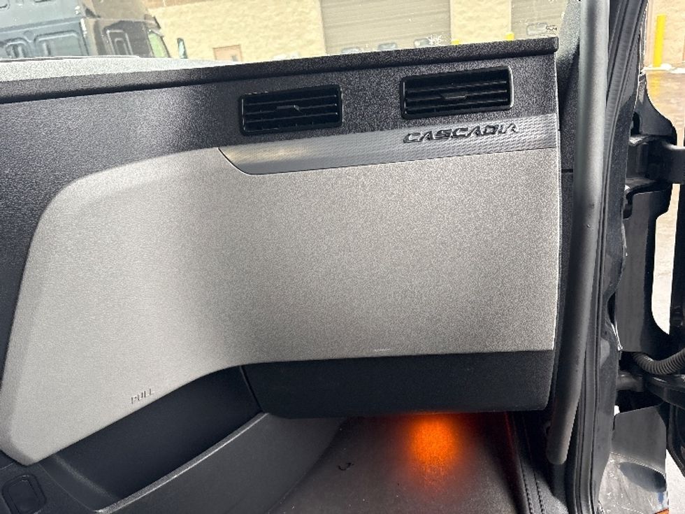 Sleeper Tractor-Heavy Duty Tractors-Freightliner-2020-T12664ST-Sheboygan-WI-638,612\n\t\tmiles-$ 46,750 - Image 14