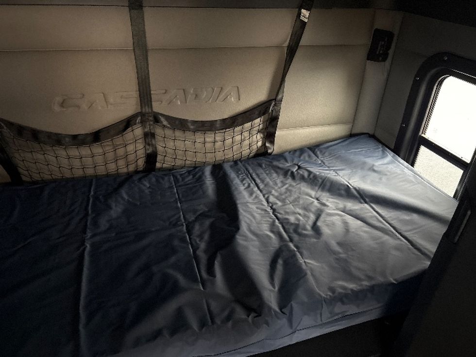 Sleeper Tractor-Heavy Duty Tractors-Freightliner-2020-T12664ST-Sheboygan-WI-638,612\n\t\tmiles-$ 46,750 - Image 17