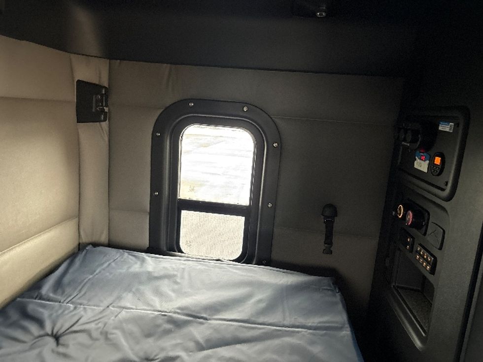 Sleeper Tractor-Heavy Duty Tractors-Freightliner-2020-T12664ST-Sheboygan-WI-638,612\n\t\tmiles-$ 46,750 - Image 19