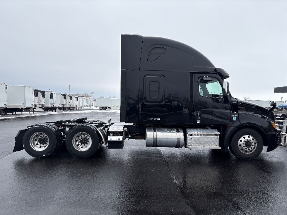 Sleeper Tractor-Heavy Duty Tractors-Freightliner-2020-T12664ST-Sheboygan-WI-638,612\n\t\tmiles-$ 46,750 - Image 8
