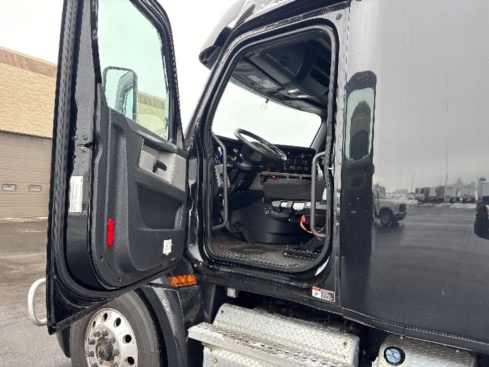 Sleeper Tractor-Heavy Duty Tractors-Freightliner-2020-T12664ST-Sheboygan-WI-638,612\n\t\tmiles-$ 46,750 - Image 9