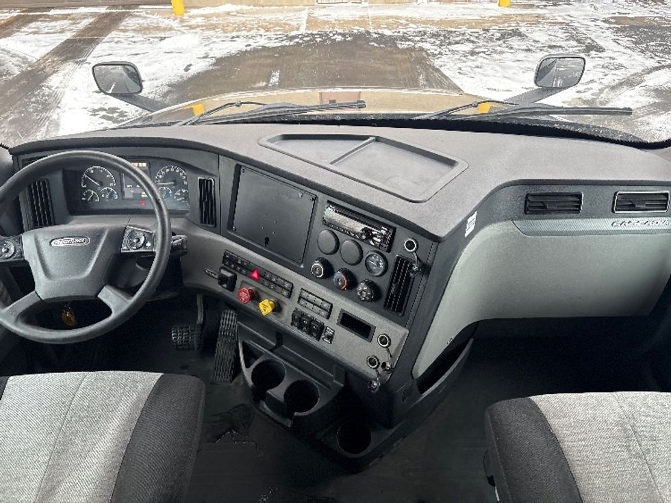 Sleeper Tractor-Heavy Duty Tractors-Freightliner-2020-T12664ST-Sheboygan-WI-647,028\n\t\tmiles-$ 46,250 - Image 12