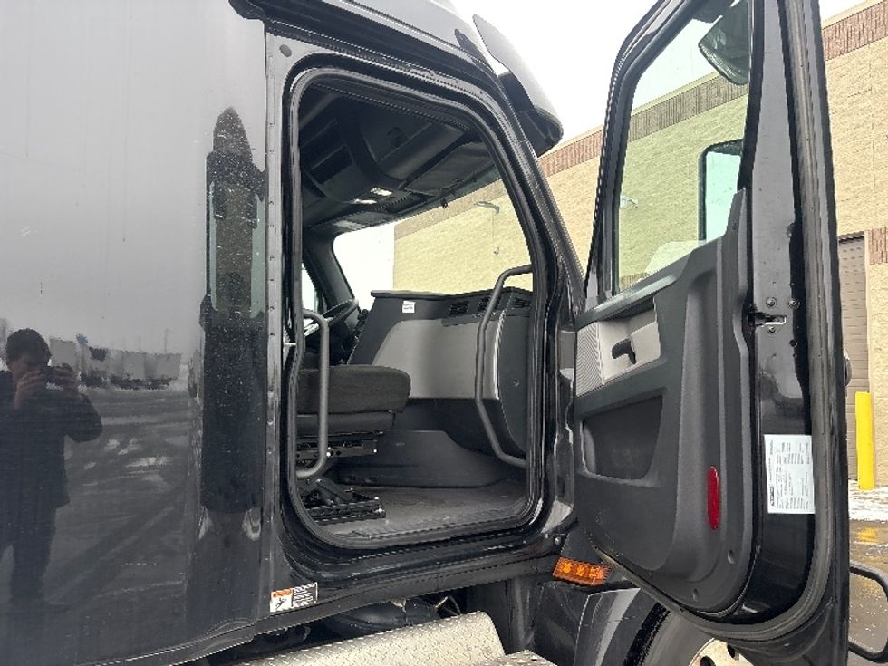 Sleeper Tractor-Heavy Duty Tractors-Freightliner-2020-T12664ST-Sheboygan-WI-647,028\n\t\tmiles-$ 46,250 - Image 13