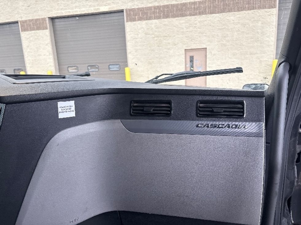 Sleeper Tractor-Heavy Duty Tractors-Freightliner-2020-T12664ST-Sheboygan-WI-647,028\n\t\tmiles-$ 46,250 - Image 14