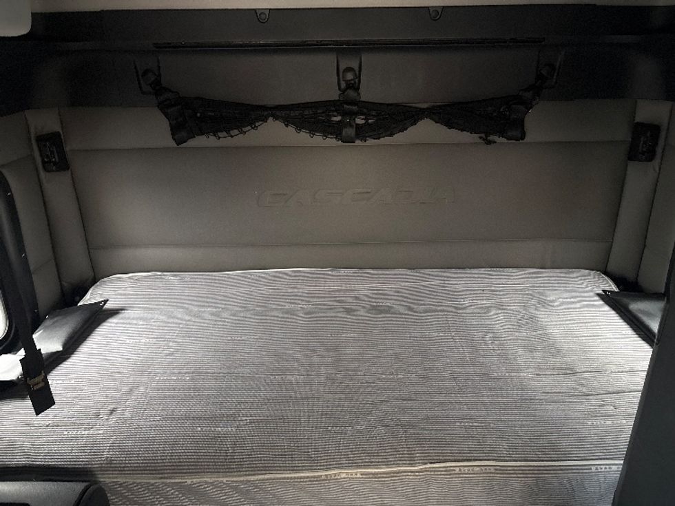 Sleeper Tractor-Heavy Duty Tractors-Freightliner-2020-T12664ST-Sheboygan-WI-647,028\n\t\tmiles-$ 46,250 - Image 16