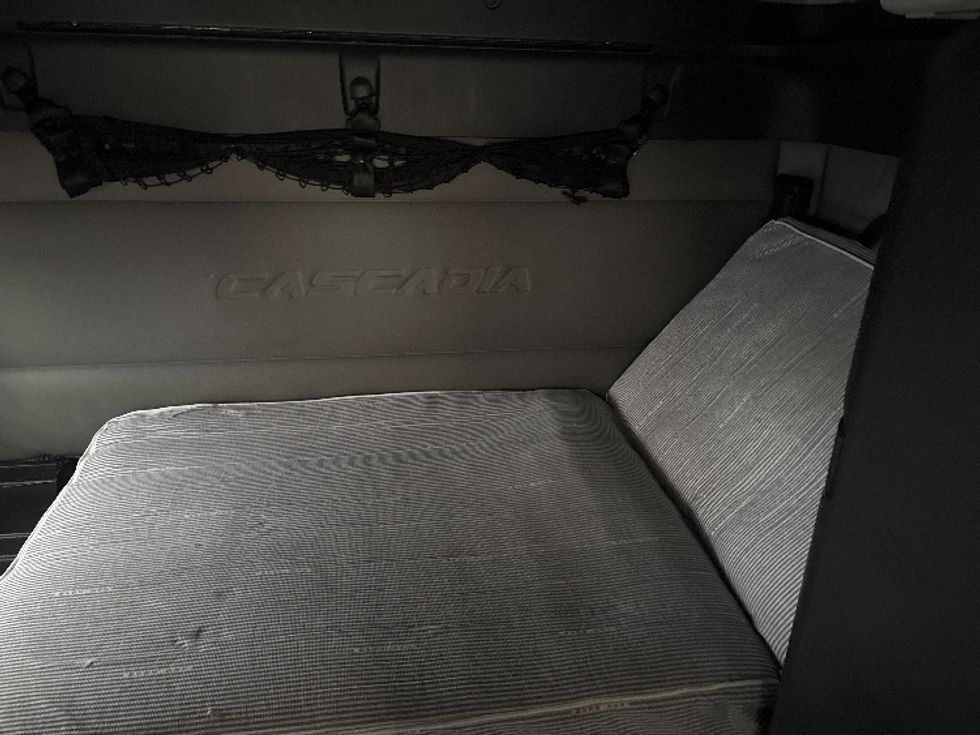 Sleeper Tractor-Heavy Duty Tractors-Freightliner-2020-T12664ST-Sheboygan-WI-647,028\n\t\tmiles-$ 46,250 - Image 17