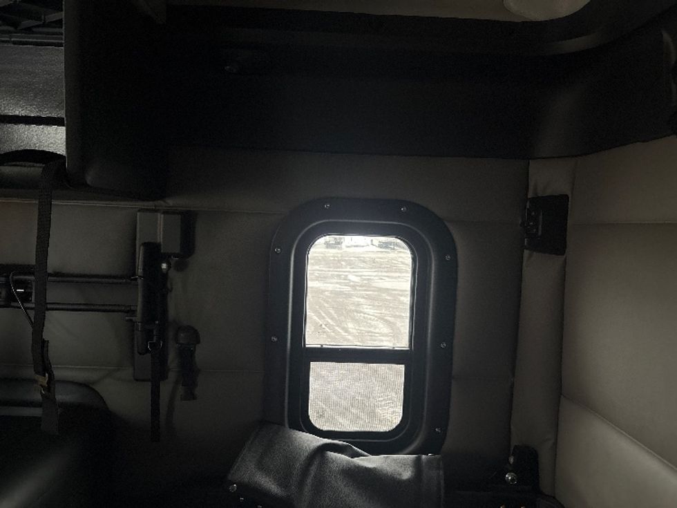 Sleeper Tractor-Heavy Duty Tractors-Freightliner-2020-T12664ST-Sheboygan-WI-647,028\n\t\tmiles-$ 46,250 - Image 18