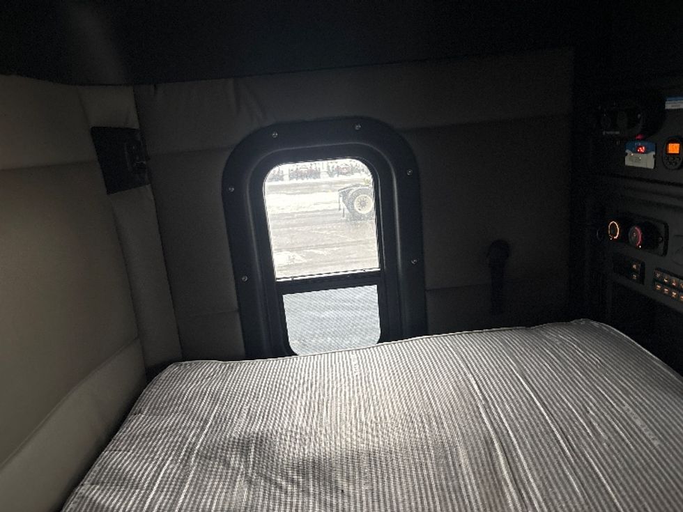 Sleeper Tractor-Heavy Duty Tractors-Freightliner-2020-T12664ST-Sheboygan-WI-647,028\n\t\tmiles-$ 46,250 - Image 19