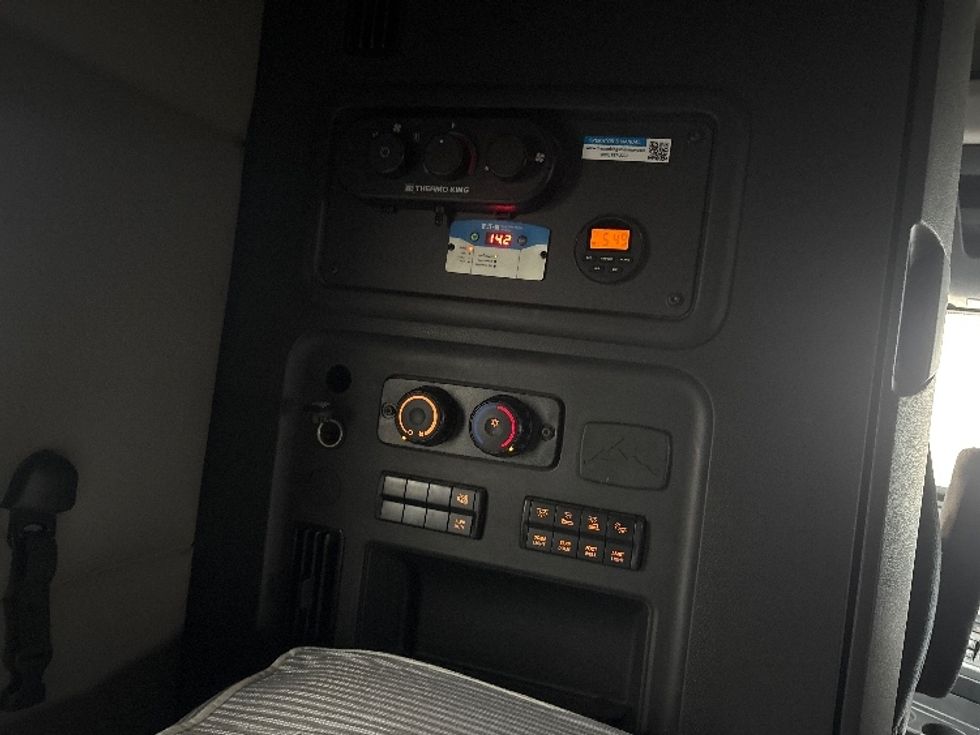 Sleeper Tractor-Heavy Duty Tractors-Freightliner-2020-T12664ST-Sheboygan-WI-647,028\n\t\tmiles-$ 46,250 - Image 22