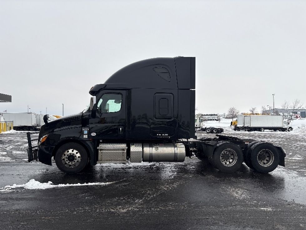 Sleeper Tractor-Heavy Duty Tractors-Freightliner-2020-T12664ST-Sheboygan-WI-647,028\n\t\tmiles-$ 46,250 - Image 4