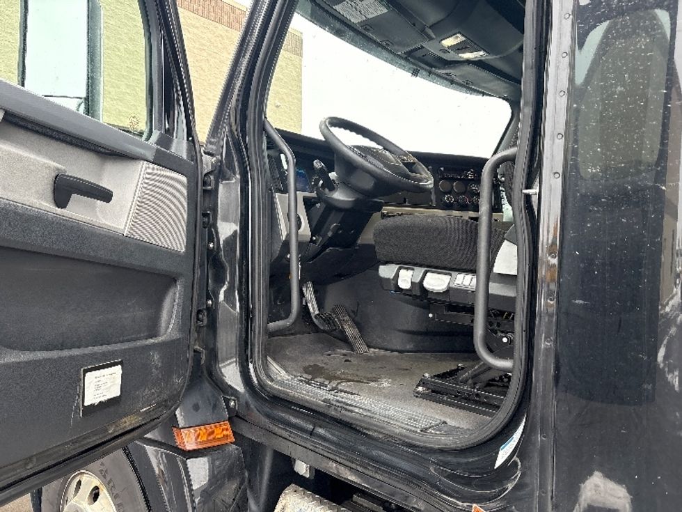 Sleeper Tractor-Heavy Duty Tractors-Freightliner-2020-T12664ST-Sheboygan-WI-647,028\n\t\tmiles-$ 46,250 - Image 9