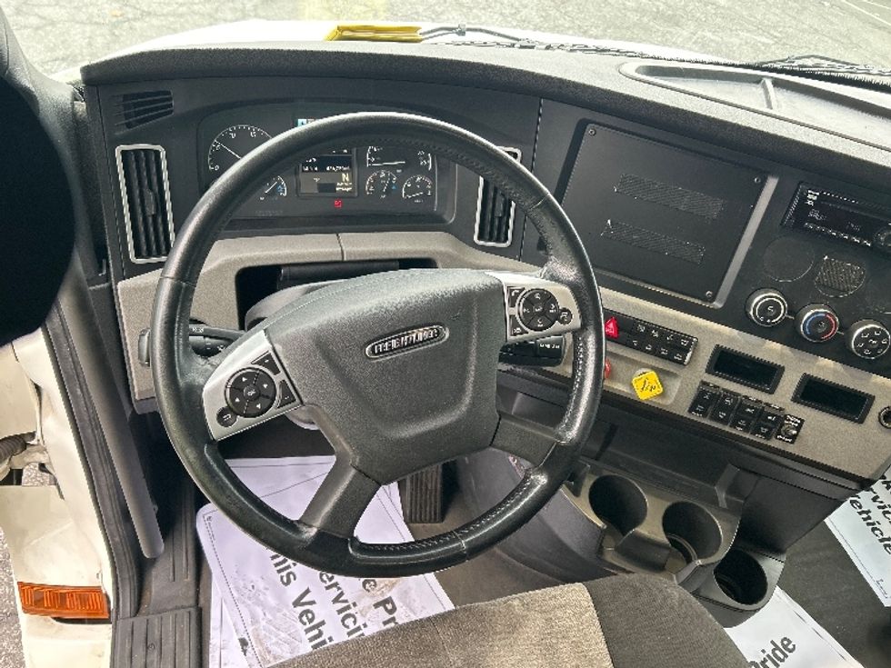 Sleeper Tractor-Heavy Duty Tractors-Freightliner-2020-T12664ST-South Bend-IN-436,718\n\t\tmiles-$ 62,000 - Image 10