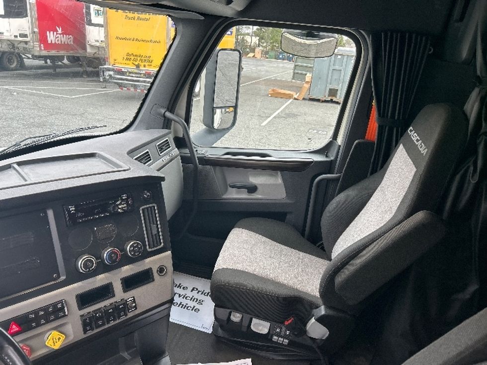 Sleeper Tractor-Heavy Duty Tractors-Freightliner-2020-T12664ST-South Bend-IN-436,718\n\t\tmiles-$ 62,000 - Image 12