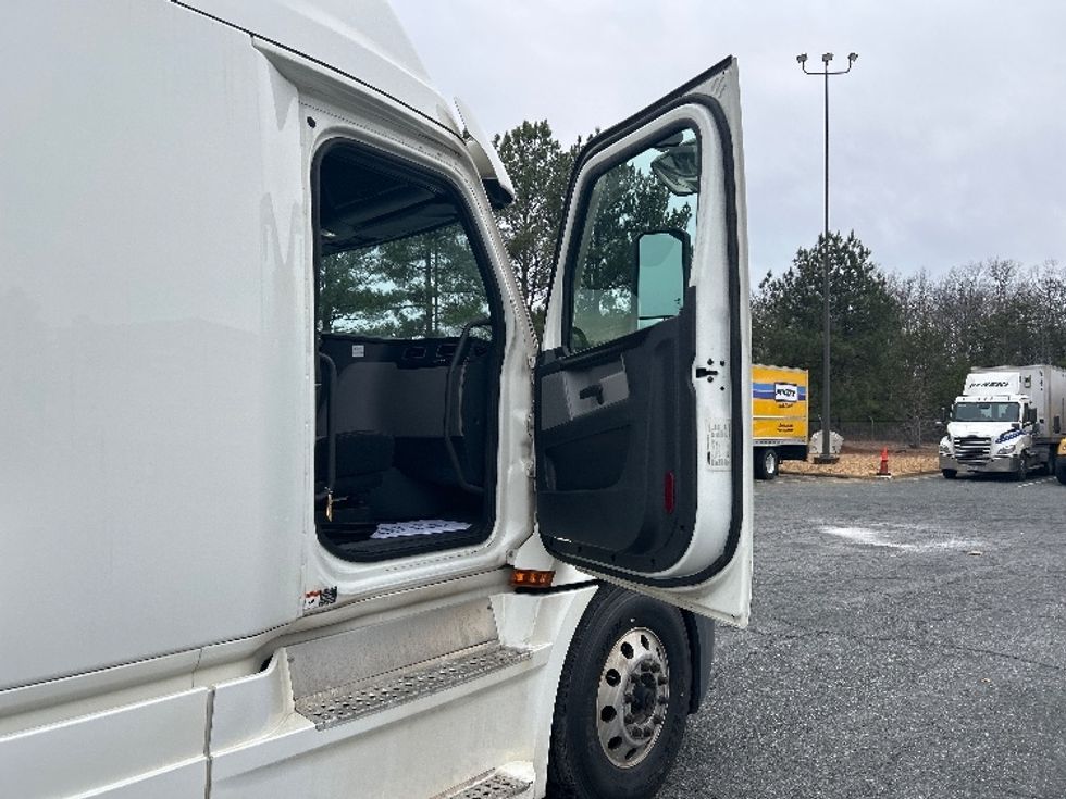 Sleeper Tractor-Heavy Duty Tractors-Freightliner-2020-T12664ST-South Bend-IN-436,718\n\t\tmiles-$ 62,000 - Image 13