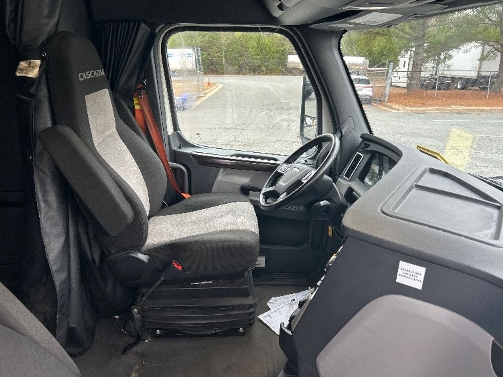 Sleeper Tractor-Heavy Duty Tractors-Freightliner-2020-T12664ST-South Bend-IN-436,718\n\t\tmiles-$ 62,000 - Image 15