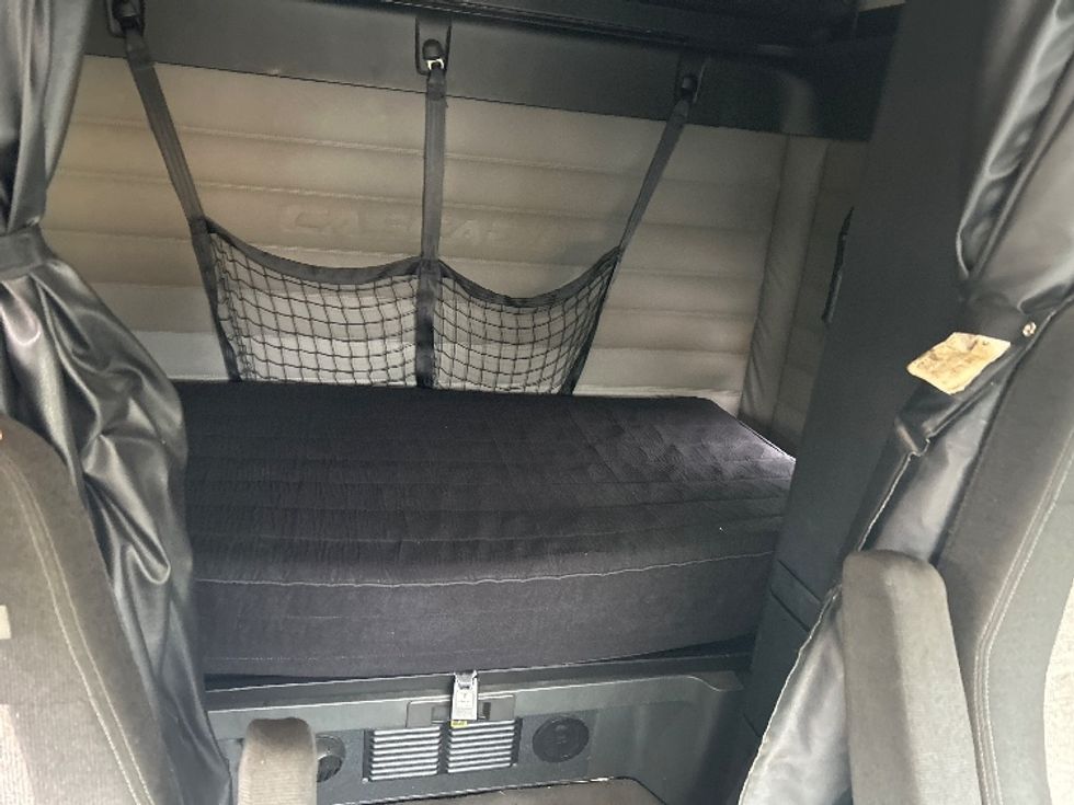 Sleeper Tractor-Heavy Duty Tractors-Freightliner-2020-T12664ST-South Bend-IN-436,718\n\t\tmiles-$ 62,000 - Image 16