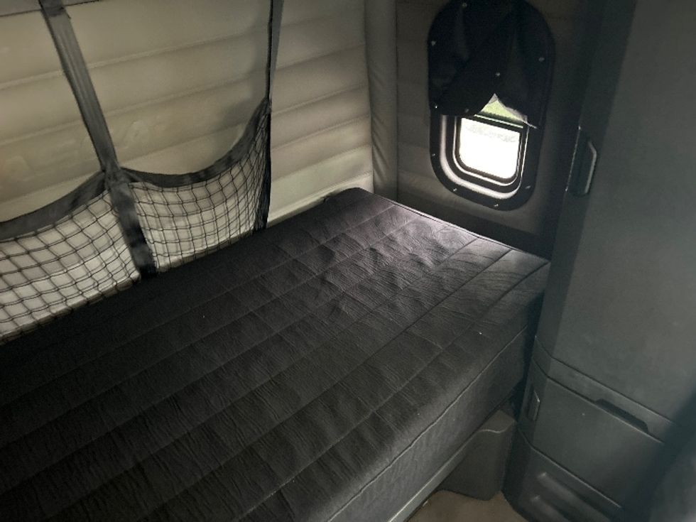 Sleeper Tractor-Heavy Duty Tractors-Freightliner-2020-T12664ST-South Bend-IN-436,718\n\t\tmiles-$ 62,000 - Image 17