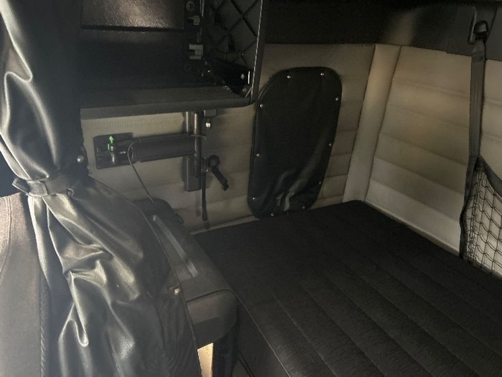 Sleeper Tractor-Heavy Duty Tractors-Freightliner-2020-T12664ST-South Bend-IN-436,718\n\t\tmiles-$ 62,000 - Image 18