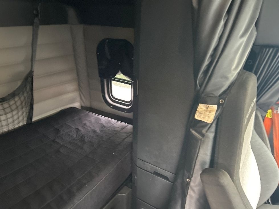 Sleeper Tractor-Heavy Duty Tractors-Freightliner-2020-T12664ST-South Bend-IN-436,718\n\t\tmiles-$ 62,000 - Image 19