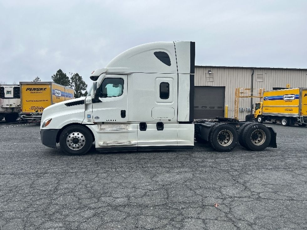 Sleeper Tractor-Heavy Duty Tractors-Freightliner-2020-T12664ST-South Bend-IN-436,718\n\t\tmiles-$ 62,000 - Image 4